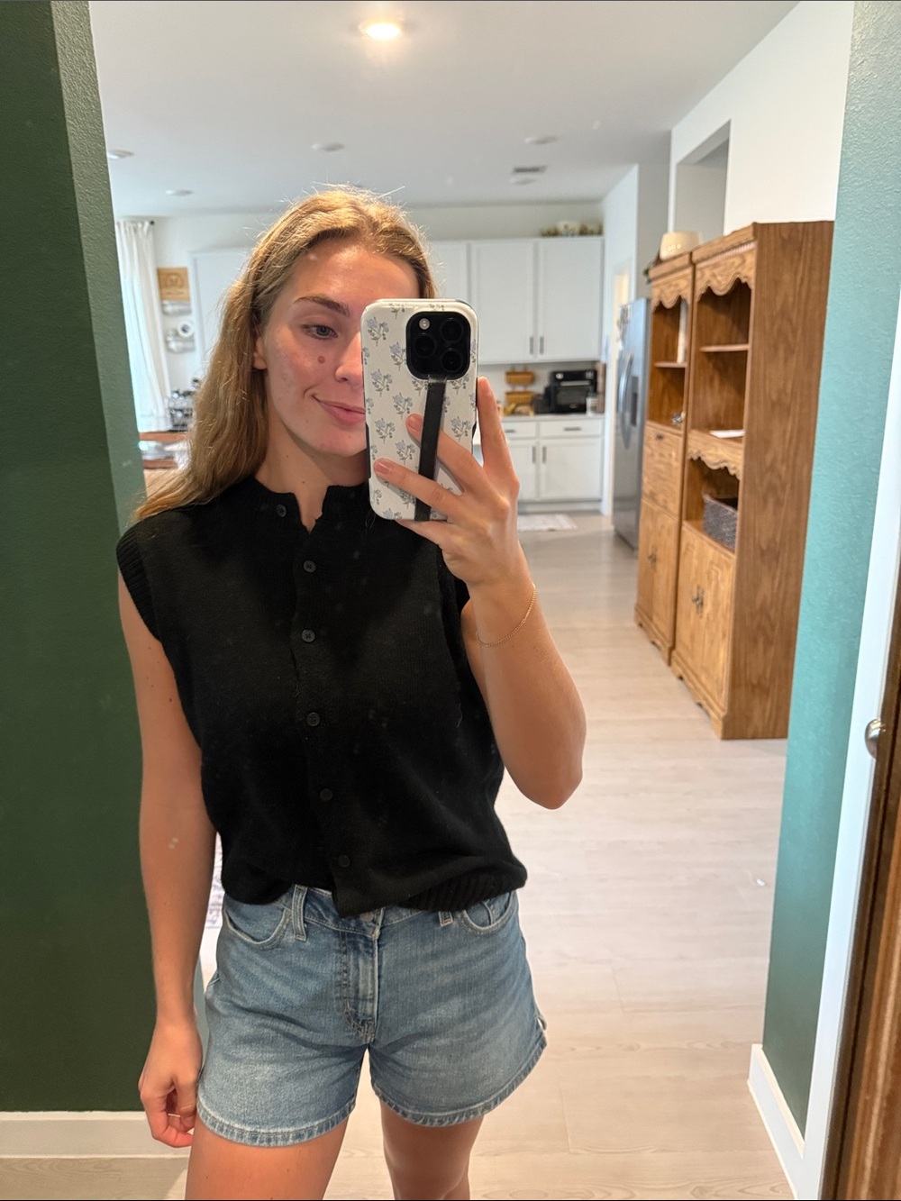 SHEIN Black Sleeveless Button-Up Knit Vest